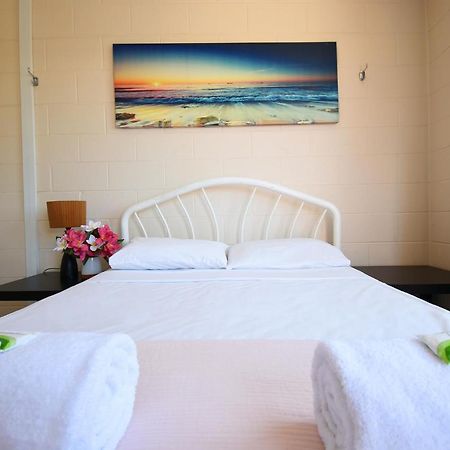 Хостел Caloundra Backpackers Экстерьер фото