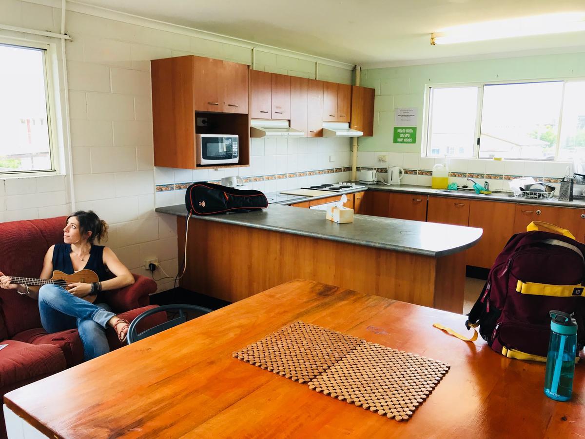 Хостел Caloundra Backpackers Экстерьер фото