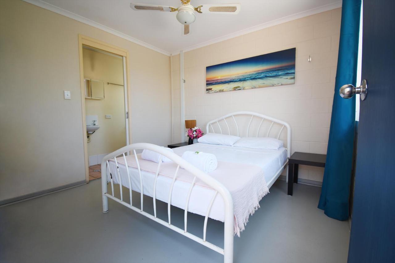 Хостел Caloundra Backpackers Экстерьер фото